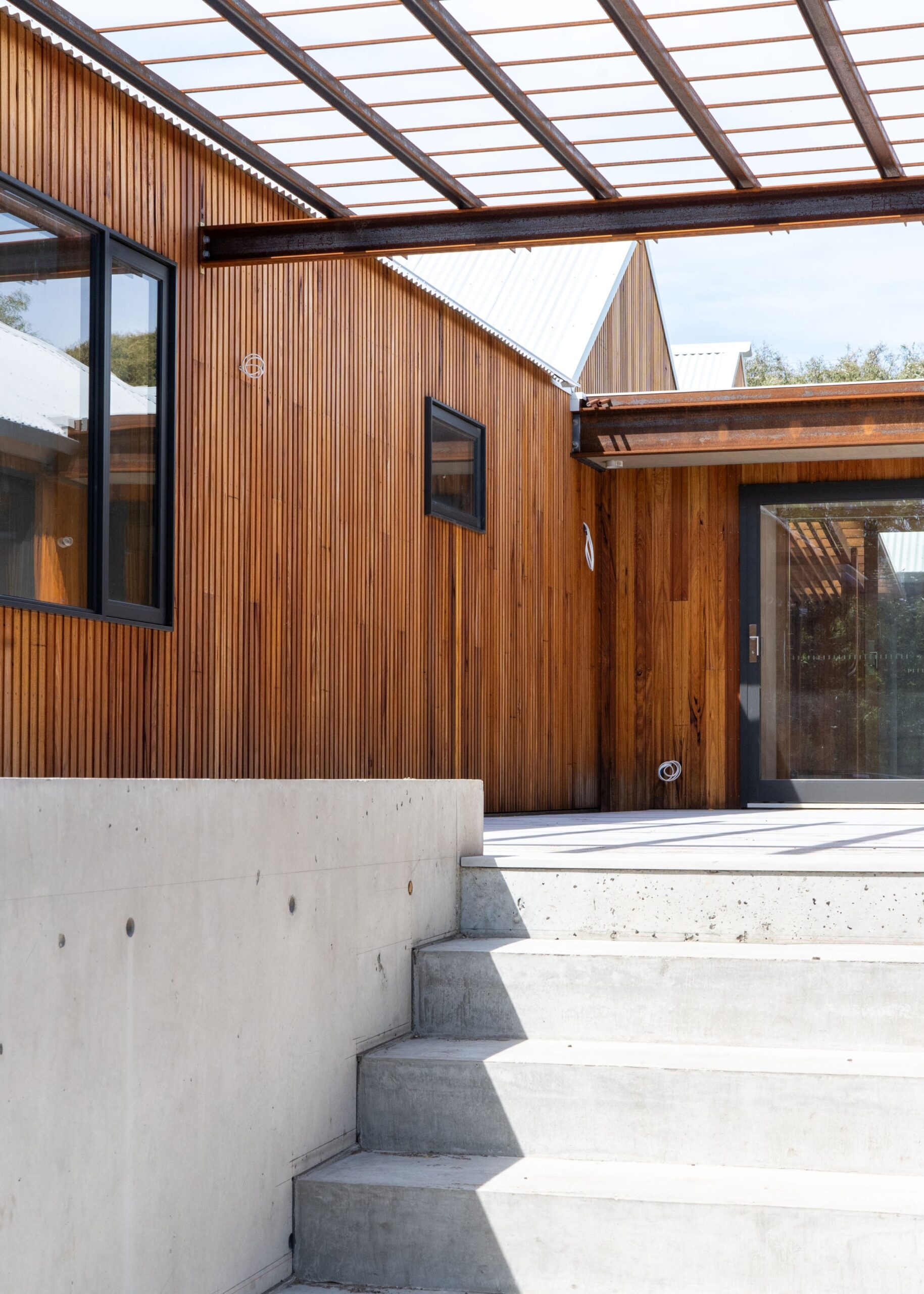 Sustainable coastal home in Queenscliff by LRC Custom Builders